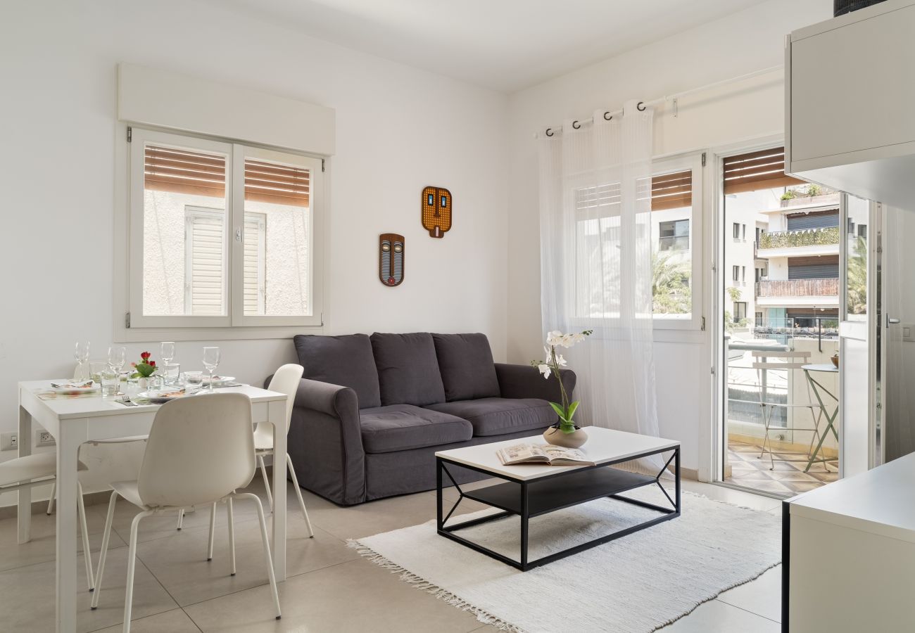 Apartamento em Tel Aviv - Jaffa - MIKLAT Classic Bauhaus 1Br with Balcony on Sheinkin Street by FeelHome