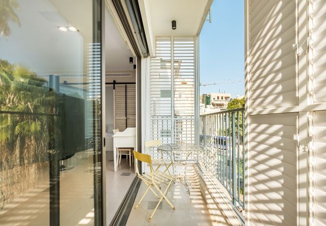 Apartamento em Tel Aviv - Jaffa - MIKLAT Bograshov 3BR with open View by FeelHome Apartamento em Tel Aviv - Jaffa - MIKLAT Bograshov 3BR with open View by FeelHome