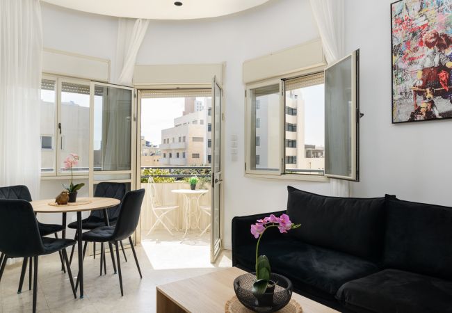 Apartamento em Tel Aviv - Jaffa - Bauhaus 2BR with Sea View & Balcony by FeelHome