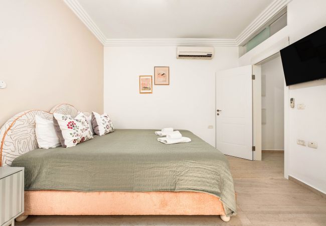 Apartamento em Tel Aviv - Jaffa - MAMAD Designer Gem Secret Patio & Jacuzzi Near Beach by FeelHome Apartamento em Tel Aviv - Jaffa - MAMAD Designer Gem Secret Patio & Jacuzzi Near Beach by FeelHome