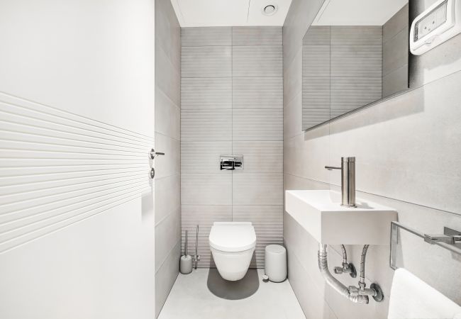 Apartamento em Tel Aviv - Jaffa - MAMAD Luxury 3BR Next to Geula Beach by FeelHome Apartamento em Tel Aviv - Jaffa - MAMAD Luxury 3BR Next to Geula Beach by FeelHome