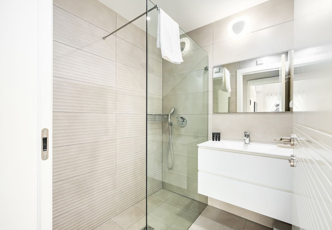 Apartamento em Tel Aviv - Jaffa - MAMAD Luxury 3BR Next to Geula Beach by FeelHome Apartamento em Tel Aviv - Jaffa - MAMAD Luxury 3BR Next to Geula Beach by FeelHome