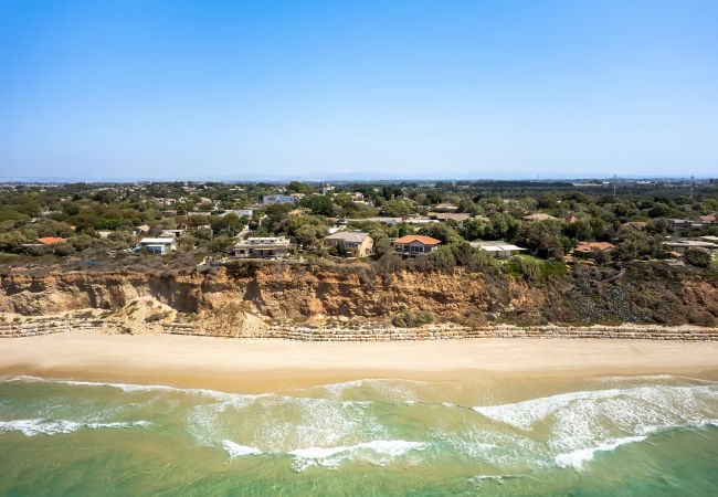 Villa em Beit Yanai - Cliffside Rustic & Charming Villa by FeelHome Villa em Beit Yanai - Cliffside Rustic & Charming Villa by FeelHome