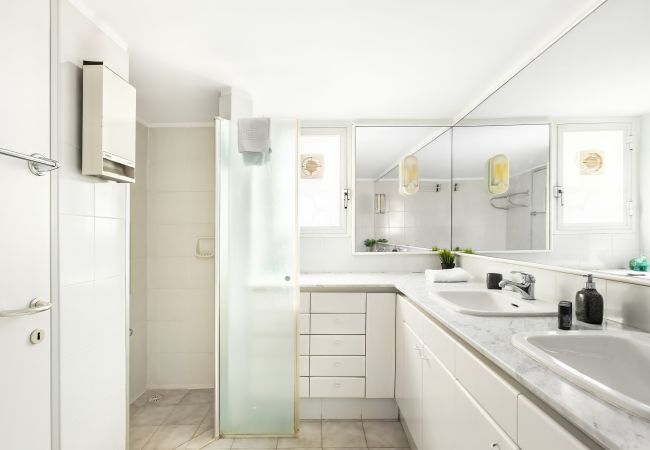 Villa em Beit Yanai - Cliffside Rustic & Charming Villa by FeelHome Villa em Beit Yanai - Cliffside Rustic & Charming Villa by FeelHome