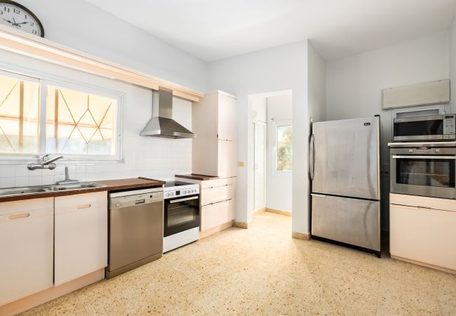 Villa em Beit Yanai - Cliffside Rustic & Charming Villa by FeelHome Villa em Beit Yanai - Cliffside Rustic & Charming Villa by FeelHome