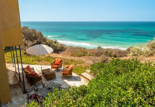 Villa em Beit Yanai - Cliffside Rustic & Charming Villa by FeelHome Villa em Beit Yanai - Cliffside Rustic & Charming Villa by FeelHome