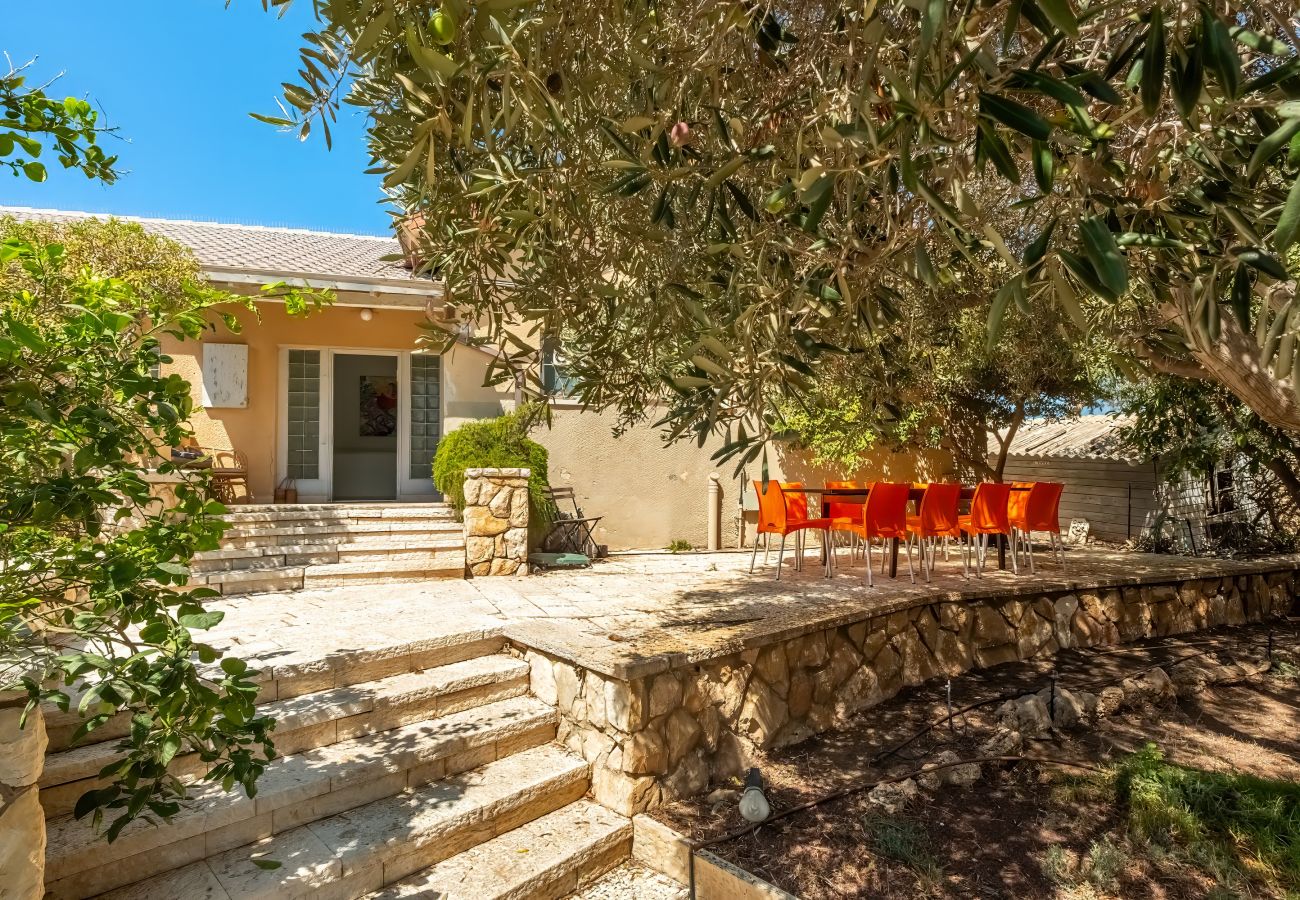 Villa em Beit Yanai - Cliffside Rustic & Charming Villa by FeelHome Villa em Beit Yanai - Cliffside Rustic & Charming Villa by FeelHome