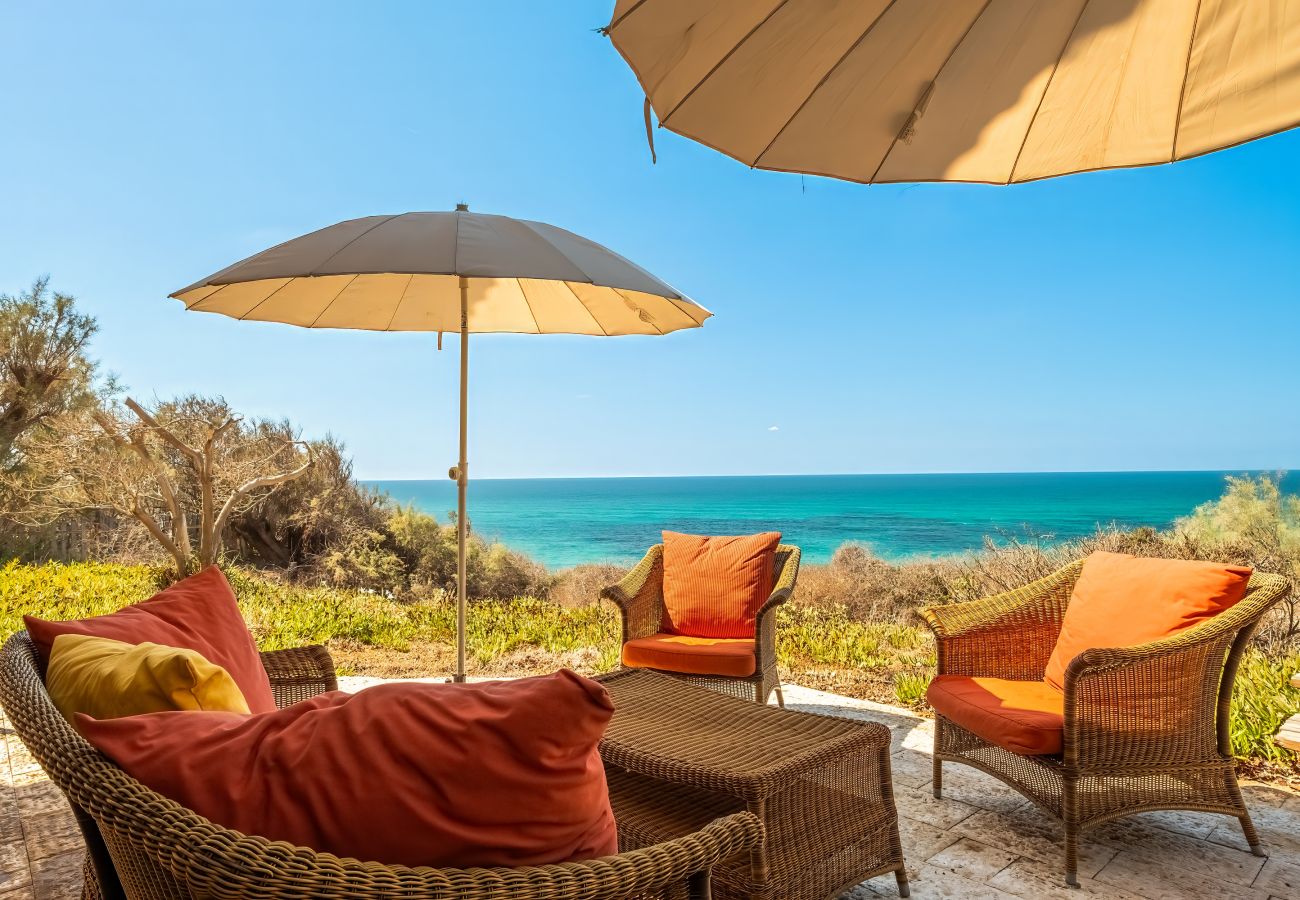 Villa em Beit Yanai - Cliffside Rustic & Charming Villa by FeelHome Villa em Beit Yanai - Cliffside Rustic & Charming Villa by FeelHome