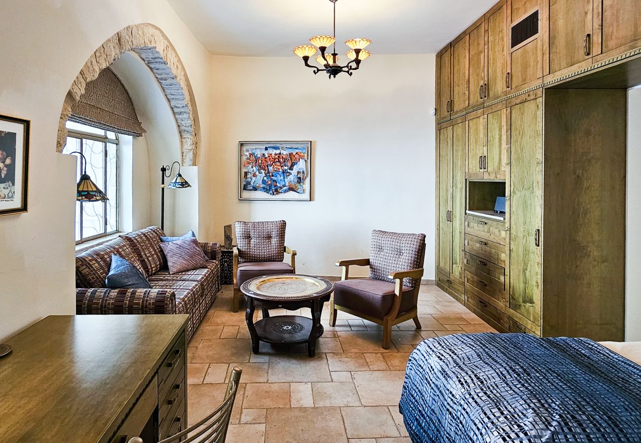 Apartamento em Jerusalem - Cozy Authentic Retreat in Old City by FeelHome