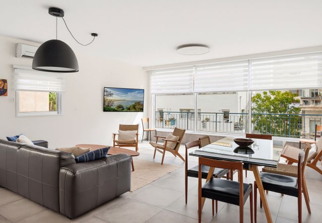 Apartamento em Tel Aviv - Jaffa - Spacious Quiet 2BR & Parking City Center by FeelHome
