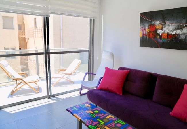 Apartment in Tel Aviv - Jaffa - Cute Apt w/ PARKING! Near Carmel Market