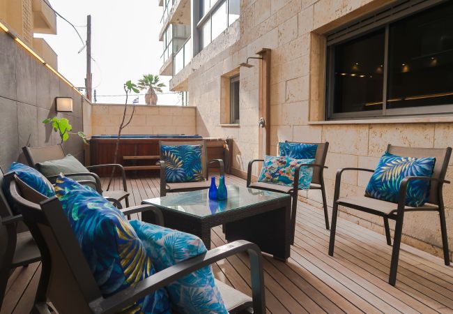 Apartment in Tel Aviv - Jaffa - Hipster Hotspot! Jacuzzi, patio, parking, BEACH! Apartment in Tel Aviv - Jaffa - Hipster Hotspot! Jacuzzi, patio, parking, BEACH!