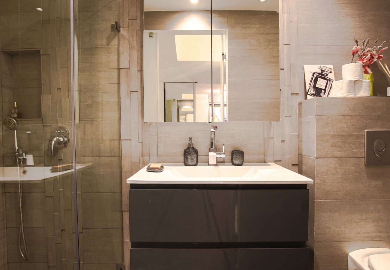 Apartment in Tel Aviv - Jaffa - Hipster Hotspot! Jacuzzi, patio, parking, BEACH! Apartment in Tel Aviv - Jaffa - Hipster Hotspot! Jacuzzi, patio, parking, BEACH!