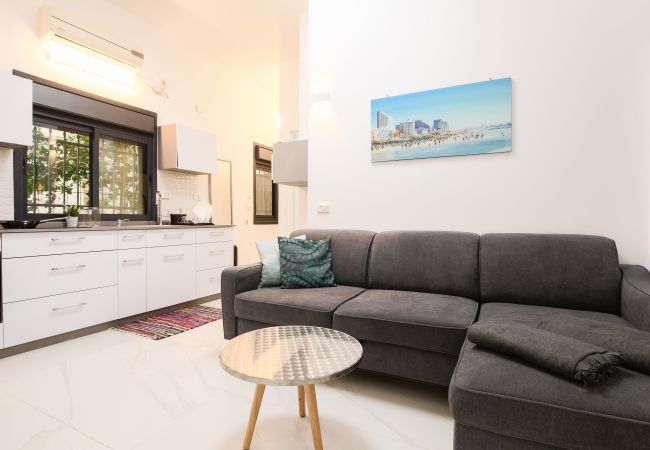 Apartment in Tel Aviv - Jaffa - Central & Bright TLV Apt at Dizengoff Square!