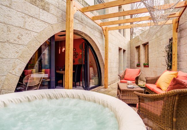 Apartment in Jerusalem - David Citadel Secret Garden, Parking & Jacuzzi!