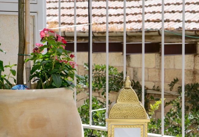 Apartment in Jerusalem - MAMAD Design & Veranda next to Mahane Yehuda Market by FeelHome Apartment in Jerusalem - MAMAD Design & Veranda next to Mahane Yehuda Market by FeelHome