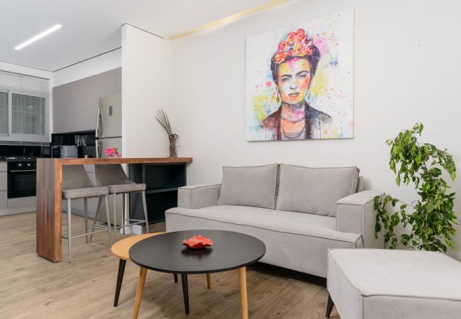 Apartment in Jerusalem - MAMAD Design & Veranda next to Mahane Yehuda Market by FeelHome Apartment in Jerusalem - MAMAD Design & Veranda next to Mahane Yehuda Market by FeelHome