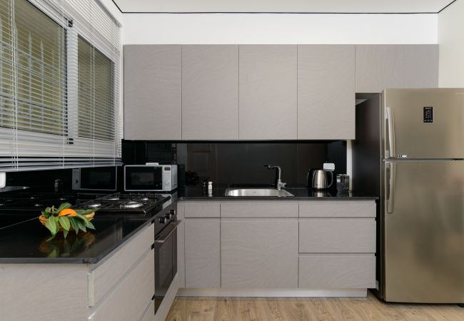 Apartment in Jerusalem - MAMAD Design & Veranda next to Mahane Yehuda Market by FeelHome Apartment in Jerusalem - MAMAD Design & Veranda next to Mahane Yehuda Market by FeelHome