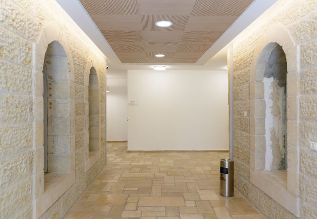 Apartment in Jerusalem - MAMAD Design & Veranda next to Mahane Yehuda Market by FeelHome Apartment in Jerusalem - MAMAD Design & Veranda next to Mahane Yehuda Market by FeelHome