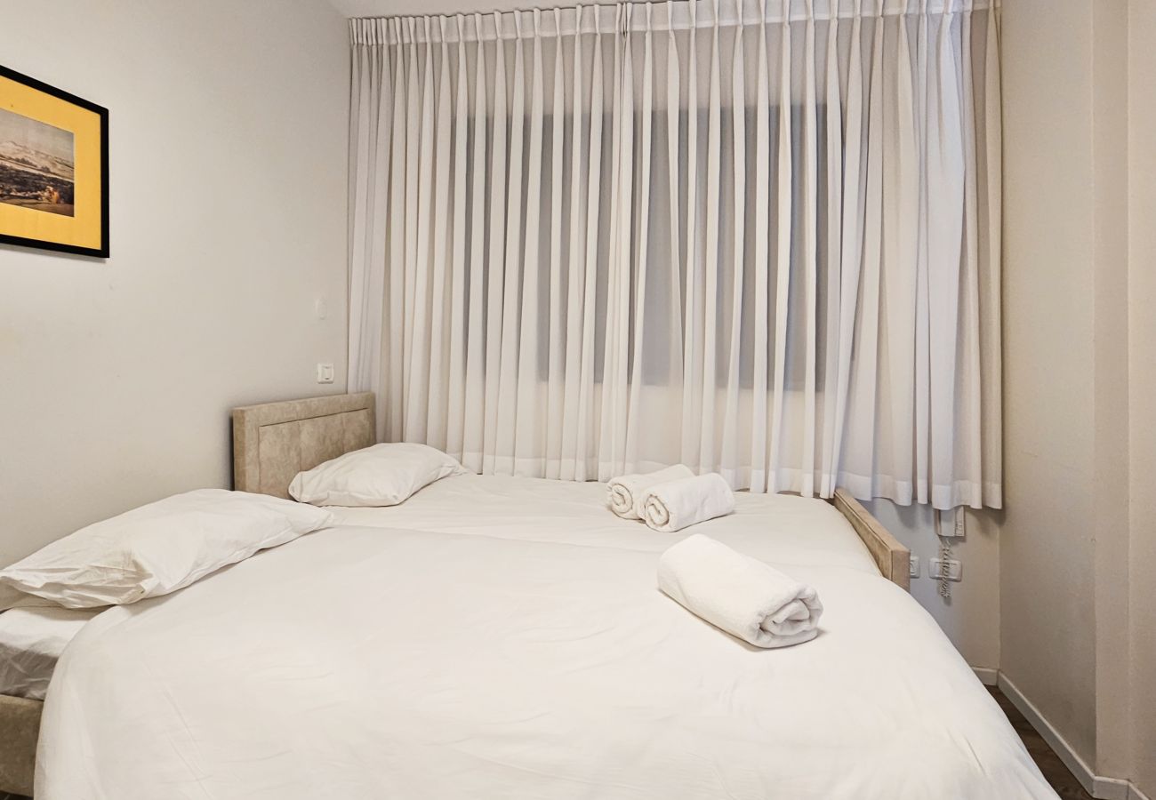 Apartment in Jerusalem - MAMAD Design & Veranda next to Mahane Yehuda Market by FeelHome Apartment in Jerusalem - MAMAD Design & Veranda next to Mahane Yehuda Market by FeelHome