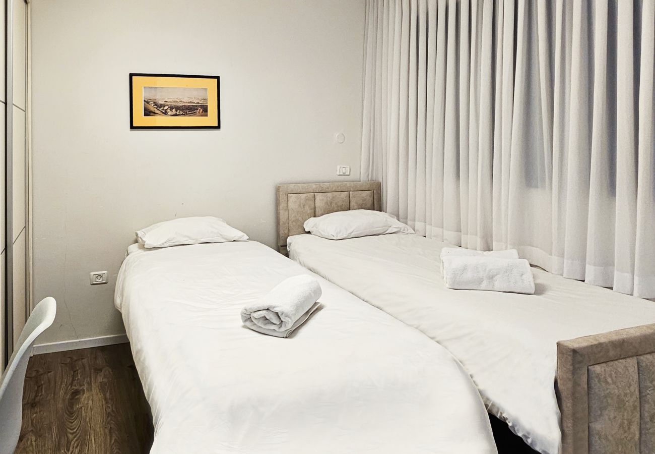 Apartment in Jerusalem - MAMAD Design & Veranda next to Mahane Yehuda Market by FeelHome Apartment in Jerusalem - MAMAD Design & Veranda next to Mahane Yehuda Market by FeelHome