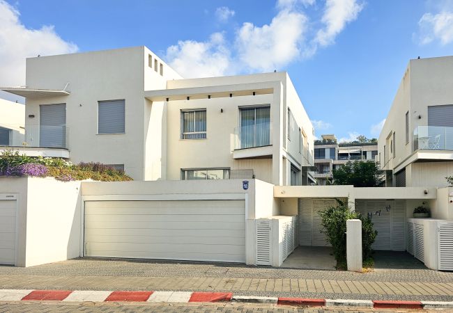 Villa in Herzliya - MAMAD Luxury New Villa with Private Pool by FeelHome Villa in Herzliya - MAMAD Luxury New Villa with Private Pool by FeelHome