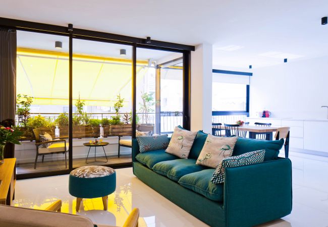 Солнечная гостиная с красивым, удобным диваном и невероятной террасой 
