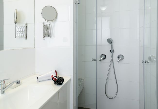 Апартаменты на Tel Aviv - Jaffa - MAMAD Comfort 3BR & Balcony in City Center by FeelHome Апартаменты на Tel Aviv - Jaffa - MAMAD Comfort 3BR & Balcony in City Center by FeelHome