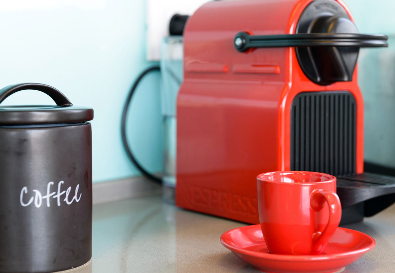 Кофемашина Nespresso в квартире в Тель-Авиве, Израиль  Удобная кофемашина Nespresso, красного цвета в квартире на улице Бен Иегуда