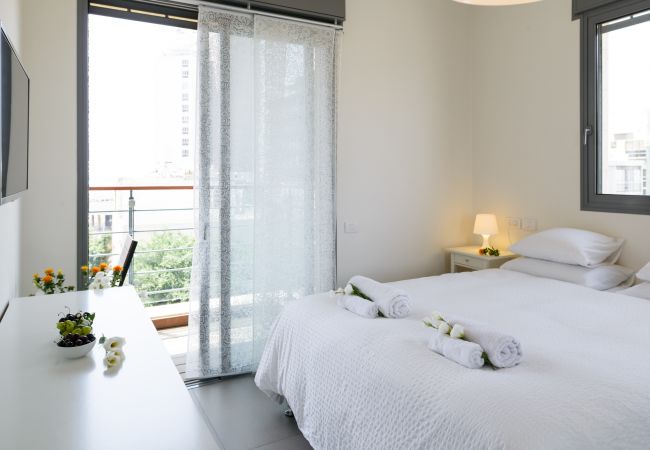 Великолепная светлая спальня с большой, комфортной кроватью и балконом на ул. Бен-Иегуда