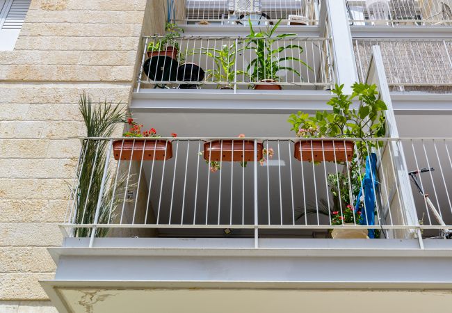Апартаменты на Jerusalem - MAMAD Design & Veranda next to Mahane Yehuda Market by FeelHome Апартаменты на Jerusalem - MAMAD Design & Veranda next to Mahane Yehuda Market by FeelHome