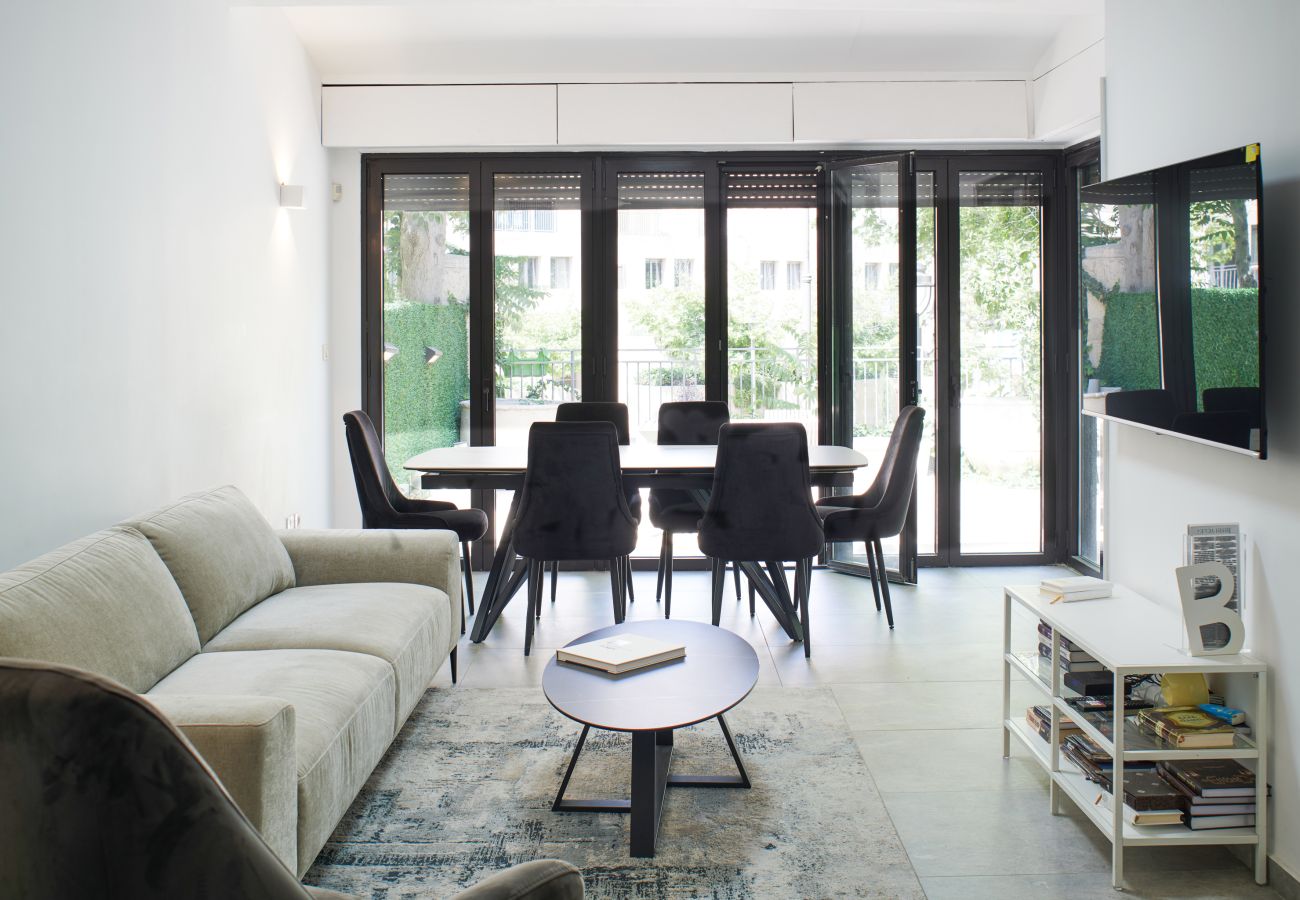 Апартаменты на Jerusalem - MIKLAT 2 BR next to Old City with Patio by FeelHome