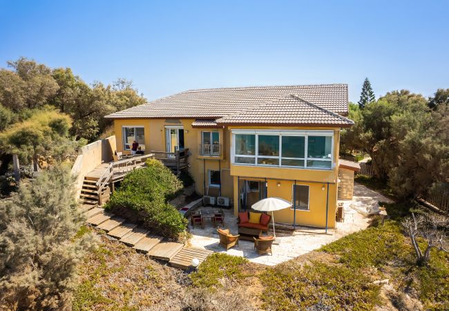 Вилла на Beit Yanai - Cliffside Rustic & Charming Villa by FeelHome Вилла на Beit Yanai - Cliffside Rustic & Charming Villa by FeelHome