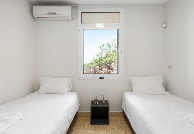 Вилла на Beit Yanai - Cliffside Rustic & Charming Villa by FeelHome Вилла на Beit Yanai - Cliffside Rustic & Charming Villa by FeelHome